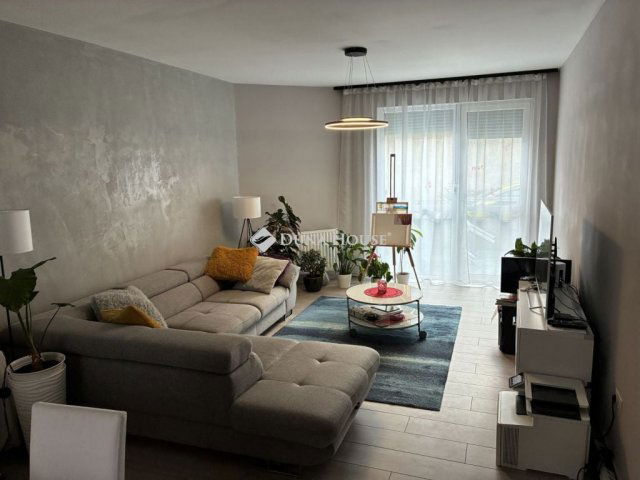 Eladó téglalakás, Győrött 99 M Ft, 3 szobás