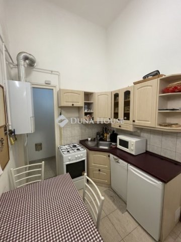 Eladó téglalakás, Budapesten, VI. kerületben 74.5 M Ft, 1 szobás