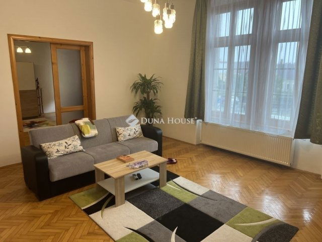 Eladó téglalakás, Pécsett 69.9 M Ft, 2 szobás