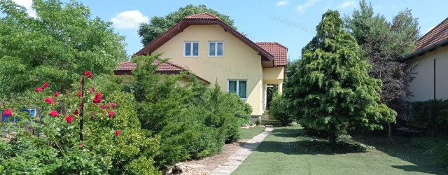 Eladó családi ház, Szadán 129.9 M Ft, 5 szobás