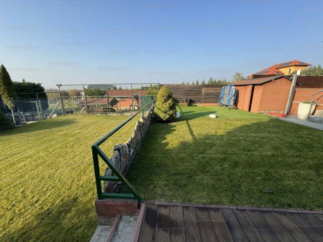 Eladó családi ház, Csömörön 229 M Ft, 5 szobás