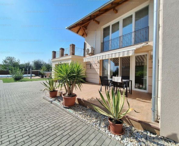 Eladó családi ház, Hévízen 300 M Ft, 5 szobás