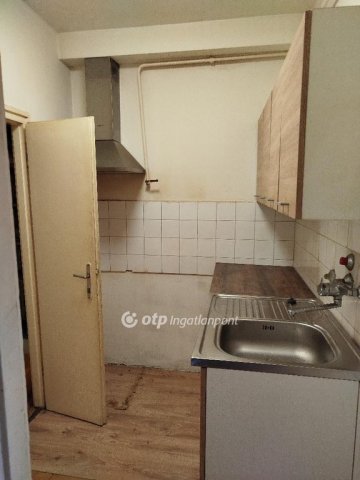 Eladó téglalakás, Pápán 26.6 M Ft, 1+1 szobás