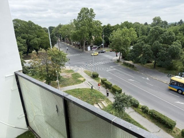 Eladó panellakás, Pécsett 52.9 M Ft, 2 szobás