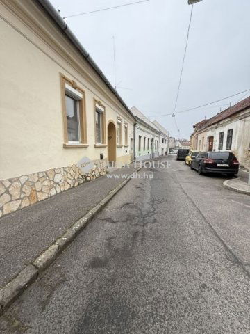 Eladó téglalakás, Pécsett 39.9 M Ft, 4 szobás