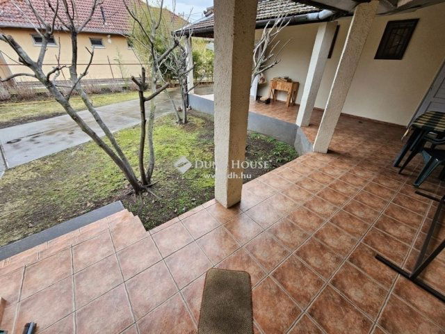 Eladó családi ház, Vecsésen 109.98 M Ft, 6 szobás