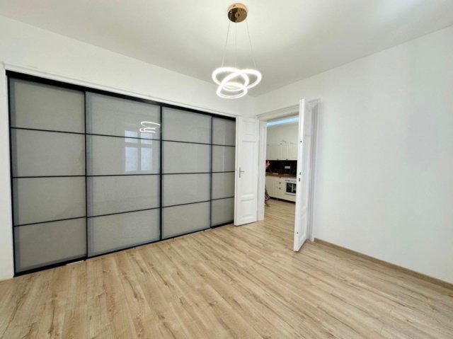 Eladó téglalakás, V. kerületben, Apáczai Csere János utcában