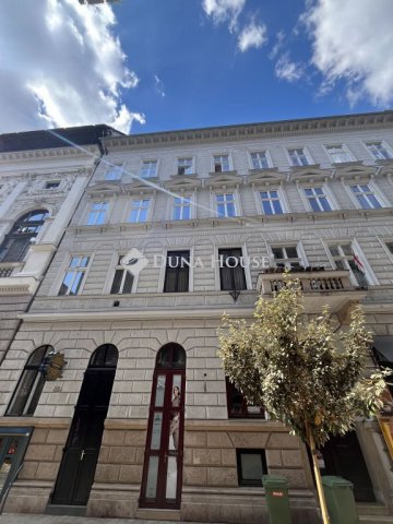 Eladó téglalakás, Budapesten, VI. kerületben, Paulay Ede utcában