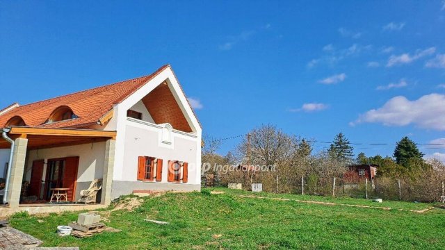 Eladó nyaraló, Balatonalmádiban 321 M Ft, 3+1 szobás