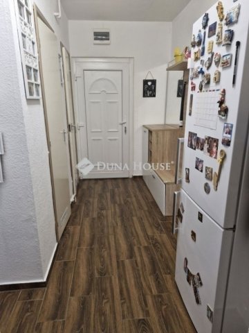 Eladó panellakás, Pécsett 59.9 M Ft, 3 szobás