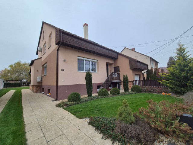 Eladó családi ház, Kisbéren 139.5 M Ft, 4 szobás