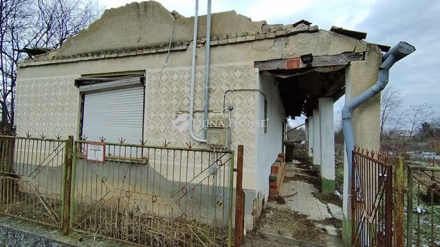 Eladó családi ház, Lajoskomáromban, József Attila utcában