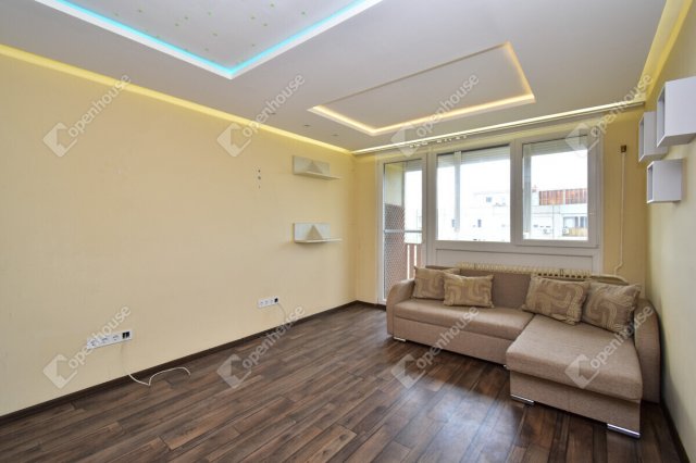 Eladó panellakás, Szegeden 54.999 M Ft, 3 szobás