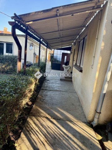Eladó családi ház, Pécsett, Szirom utcában 59.9 M Ft, 2 szobás