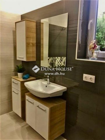 Eladó téglalakás, Pécsett 75 M Ft, 4 szobás