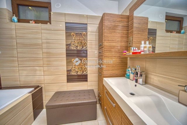 Eladó családi ház, Pilisszentkereszten 299 M Ft, 5 szobás