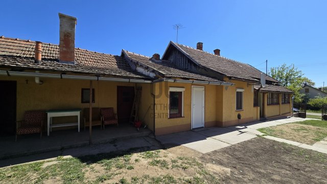 Eladó családi ház, Abádszalókban 22.5 M Ft, 2 szobás