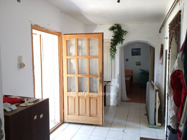 Eladó családi ház, Bakonyjákón 18 M Ft, 3 szobás