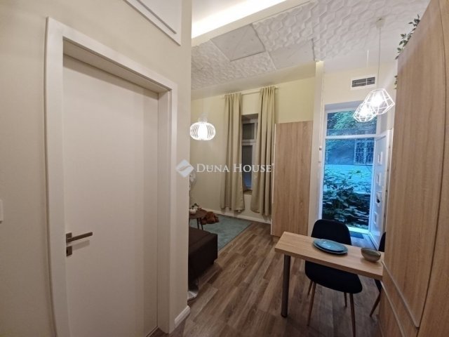 Eladó téglalakás, Budapesten, VI. kerületben 44.9 M Ft, 1 szobás