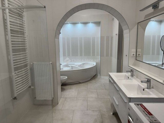 Eladó téglalakás, Pécsett 120 M Ft, 4 szobás