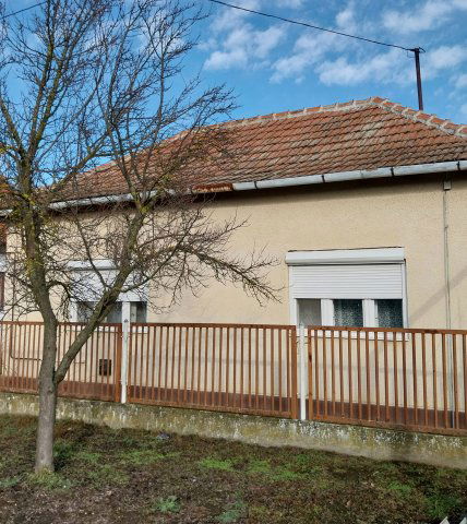 Eladó családi ház, Tószegen 18.5 M Ft, 2 szobás