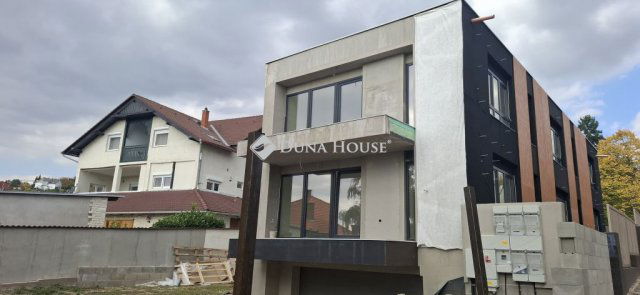 Eladó téglalakás, Pécsett 119 M Ft, 2+1 szobás