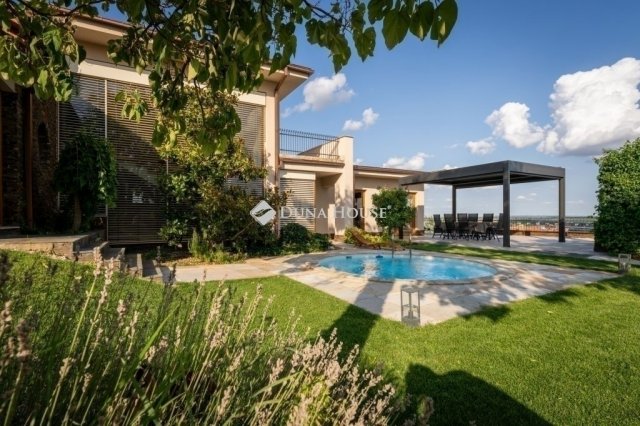 Eladó családi ház, Pécsett 460 M Ft, 8 szobás