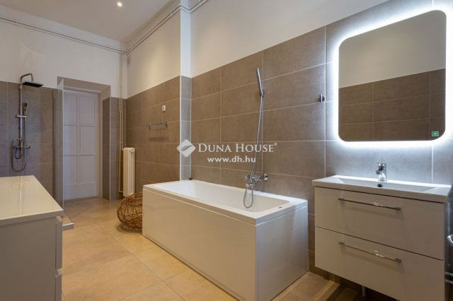 Eladó téglalakás, Budapesten, VI. kerületben 190.896 M Ft