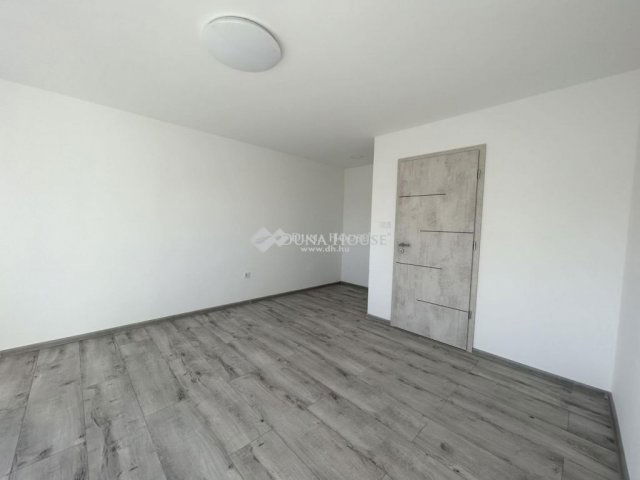 Eladó panellakás, Pécsett 52.9 M Ft, 2 szobás
