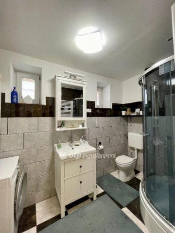 Eladó családi ház, Veszprémben 159 M Ft, 7 szobás