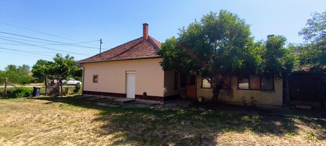 Eladó családi ház, Békésen 8.5 M Ft, 2 szobás
