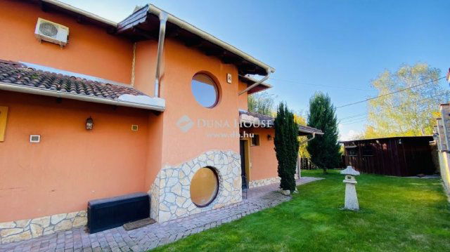 Eladó családi ház, Szentendrén 242.4 M Ft, 6 szobás