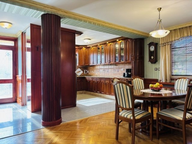 Eladó családi ház, Debrecenben 159.9 M Ft, 6 szobás