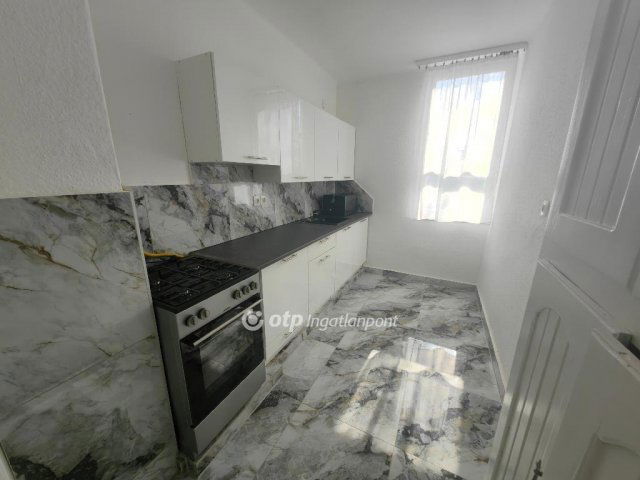 Eladó téglalakás, Kisújszálláson 25.5 M Ft, 1+1 szobás