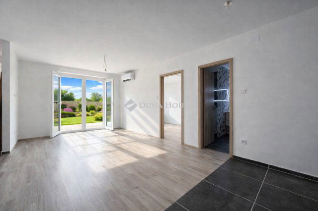 Eladó téglalakás, Szolnokon 69.9 M Ft, 4 szobás