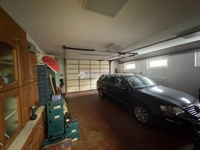 Eladó családi ház, Pécsett 89.9 M Ft, 7 szobás