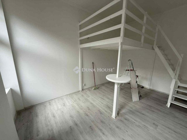 Eladó téglalakás, Budapesten, VI. kerületben 47.9 M Ft, 1 szobás