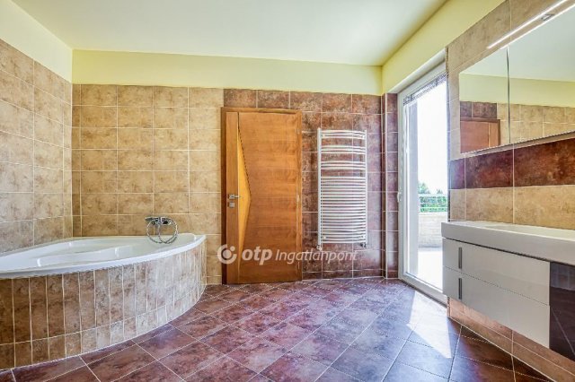 Eladó családi ház, Telkin 399.9 M Ft, 6 szobás