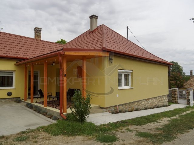 Eladó családi ház, Bakonyszentlászlón 68.9 M Ft, 2 szobás