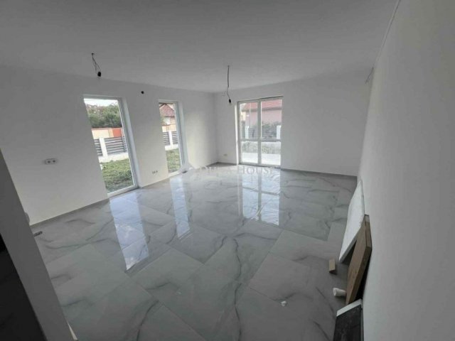 Eladó ikerház, Szolnokon 67.9 M Ft, 4 szobás