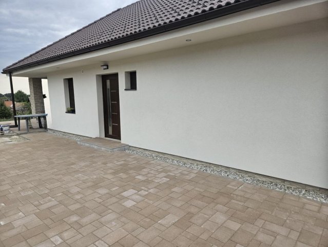Eladó családi ház, Dunaszentmiklóson 94.5 M Ft, 4 szobás