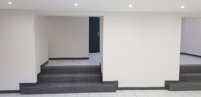 Eladó üzlethelyiség, Budapesten, VII. kerületben, Almássy téren