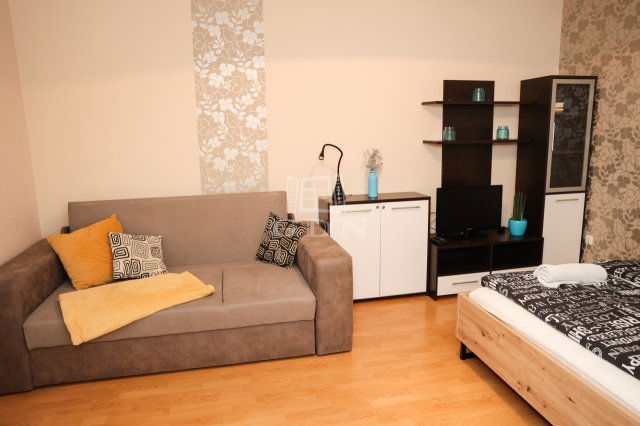 Eladó téglalakás, Budapesten, VI. kerületben 53.9 M Ft, 1 szobás