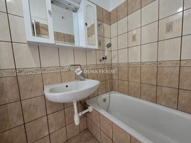 Eladó panellakás, Pécsett 39.9 M Ft, 2 szobás