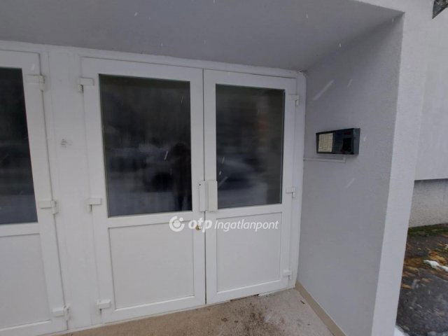 Eladó panellakás, Pécsett 56.8 M Ft, 3 szobás