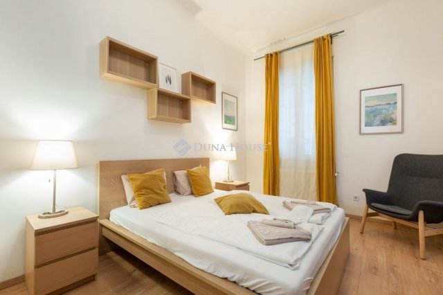 Eladó téglalakás, Budapesten, V. kerületben 71.2 M Ft, 1 szobás