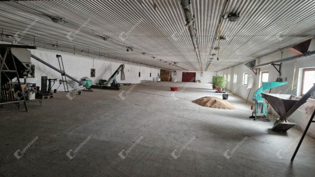 Kiadó ipari ingatlan, Komáromban 300 E Ft / hó