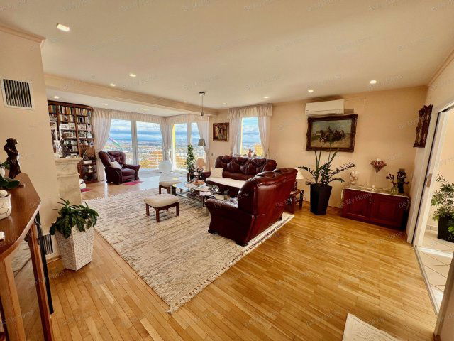 Eladó téglalakás, Budapesten, III. kerületben 210 M Ft, 3 szobás