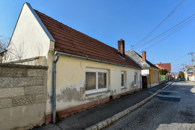 Eladó családi ház, Veszprémben 21.9 M Ft, 2 szobás