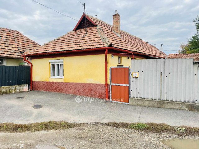 Eladó családi ház, Mezőkövesden 11 M Ft, 1 szobás